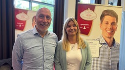 Ein Mann und eine Frau auf der Jobmesse