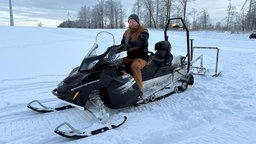 Frank Pucker von Skiclub Horn-Bad Meinberg sorgt mit dem Schneemobil und einem speziellen Spurgerät für eine gute Langlaufloipe.