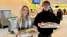 Zwei Studierende in der Mensa Paderborn