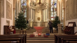 Die Weihnachtsbäume in der Kirche