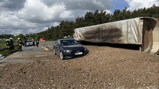 Umgekippter LKW auf der Autobahn