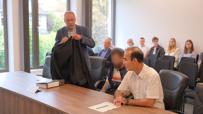 Verurteilter IS-Kämpfer mit Verteidigung im Verwaltungsgericht.