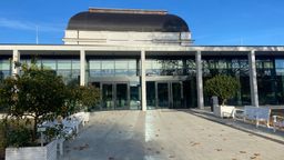 Ein großes Gebäude von außen mit der Aufschrift "Kurhaus".