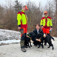 Ministerin mit Hundestaffel