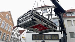 Gestapelte Zufahrsperren werden von einem Kran angehoben