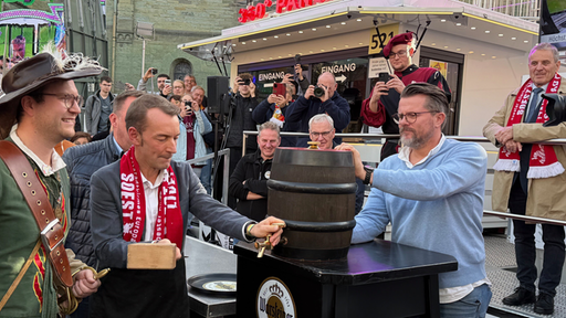 Anstich eines Fasses auf der Kirmes 
