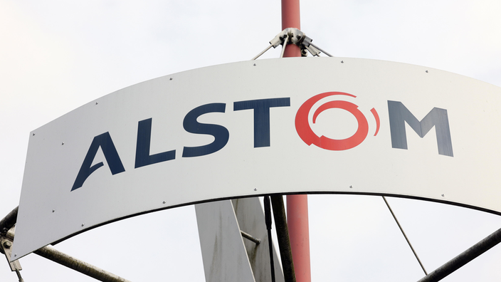 Ein Schild mit dem Schriftzug "ALSTOM".