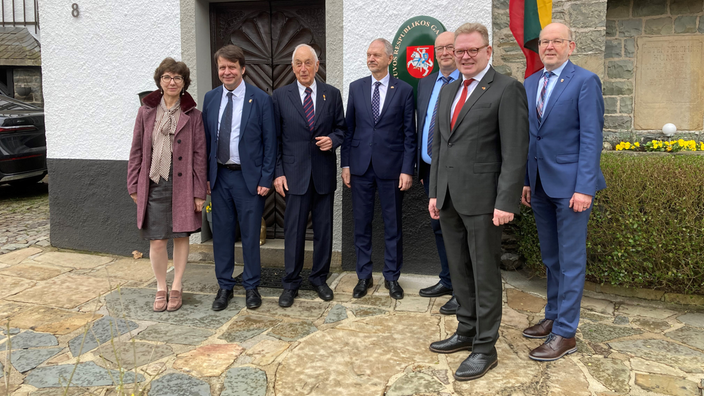 Gruppenfoto mit dem Honorarkonsul