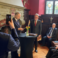 Der litauische Botschafter gratuliert Andreas Hollstein zum neuen Amt