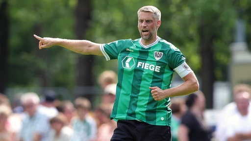 Aufnahme von Marc Lorenz bei einem Fußballspiel in einem grünen Trikot.