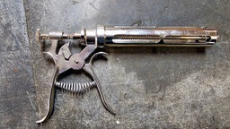 Eine Revolverspritze aus Metall mit Abzug