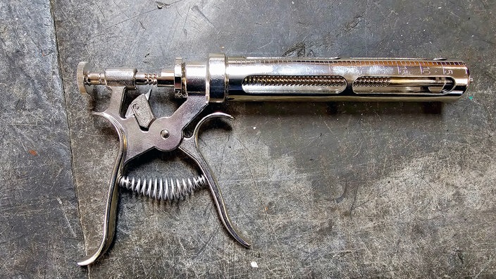 Eine Revolverspritze aus Metall mit Abzug