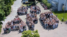 Die Schülerinnen und Schüler des Gynasiums bilden gemeinsam die Buchstaben AFG.