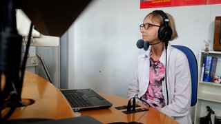 Radiomacherin Angelika Schneider im Studio.