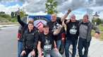 Das Bild zeigt eine Gruppe Arminia Bielefeld Fans.