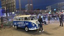 Das Bild zeigt einen einen VW-Oldtimer mit Arminia Bielefeld Schriftzug.