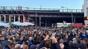 Das Bild zeigt eine Ansammlung von Fußballfans.