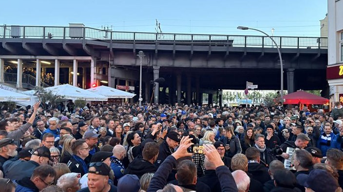 Das Bild zeigt eine Ansammlung von Fußballfans.