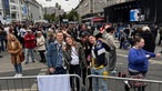 Das Bild zeigt Fans von Arminia Bielefeld.