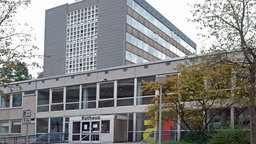 Ein Gebäude auf dem der Schriftzug "Rathaus" zu sehen ist