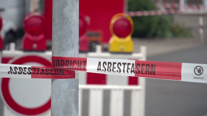 Absperrbänder mit der Aufschrift: Vorsicht Asbestfasern.
