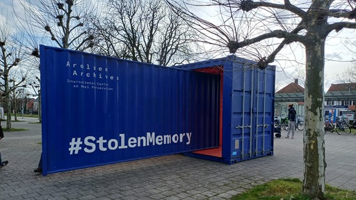 Ein umgebauter Kontainer mit der #StolenMemory Ausstellung