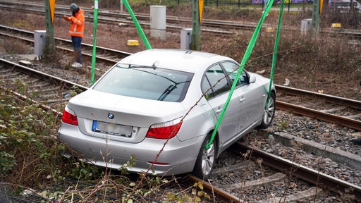 Auto im Gleisbett