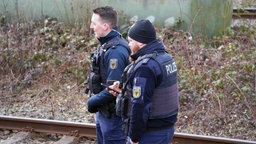Polizisten im Einsatz im Gleisbett