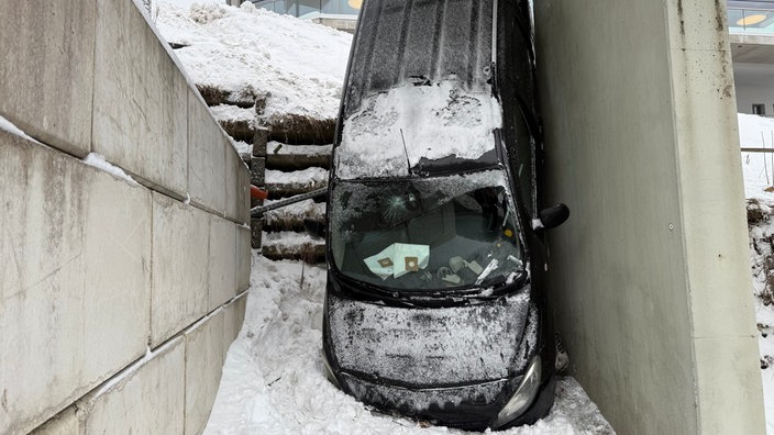 Verunfalltes Auto in Winterberg