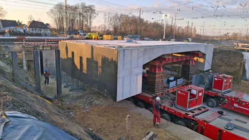 Ein Brückenteil aus der entstehende Brücke am Bahnhof Herford. 