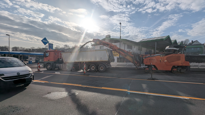 Verschiedene Baustellenfahrzeuge sind vor Ort bei den Sanierungen.