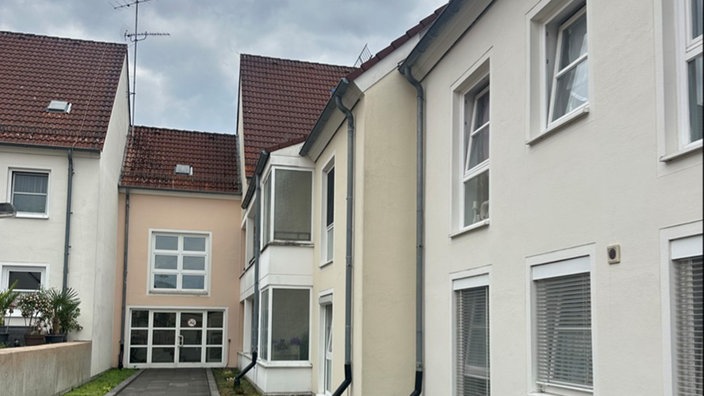 Ein Mehrparteienhaus von außen