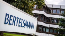 Bertelsmann Logo auf Firmensitz
