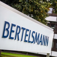 Bertelsmann Logo auf Firmensitz