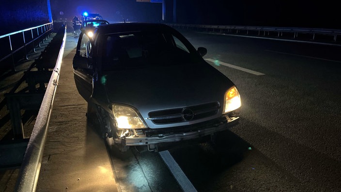 Unfallwagen im Dunklen an Straßenrand - es fehlt die Frontschürze