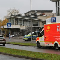 Der abgesperrte Bereich, drum herum stehen Einsatzfahrzeuge der Feuerwehr und Polizei