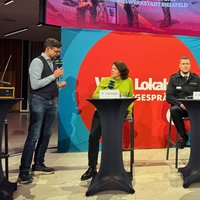 Moderator Ralph Erdenberger diskutierte mit (v.l.) Kerstin Vieregge aus dem Verteidigungsausschuss, Gordon Majewski von der Feuerwehr Bielefeld und Konfliktforscher Andreas Zick.