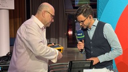 Beim WDR Stadtgespräch wird ein Kurbelradio vorgeführt. 