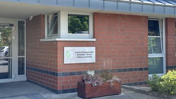 Eingangstür der JVA Bielefeld-Senne