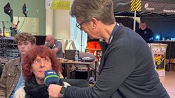 Conny Schlüter (l.) spricht am WDR-Mikrophon darüber, wie sie sich vorbereiten will.
