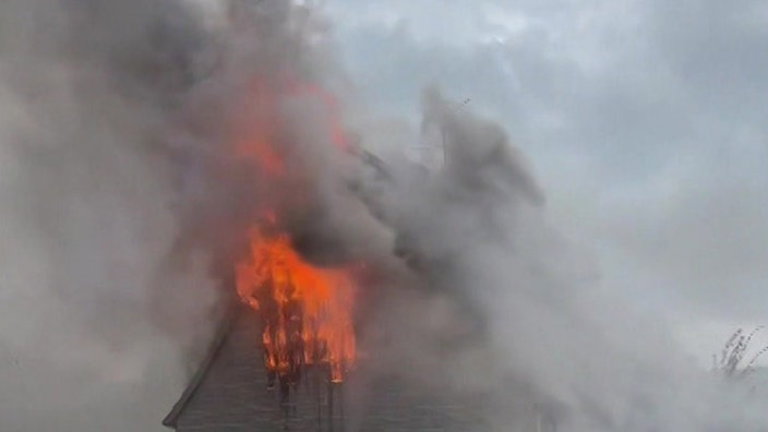 Dachstuhl steht in Flammen