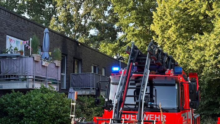 Feuerwehr im Einsatz an der brennenden Wohnung