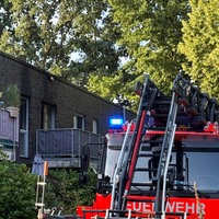 Feuerwehr im Einsatz an der brennenden Wohnung