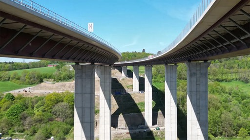 Beide Fahrbahnen der Autbahnbrücke Rinsdorf 