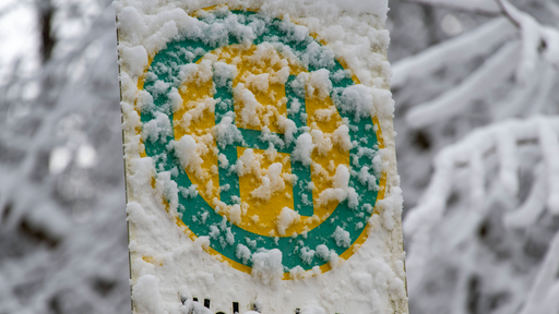 Verschneites Bushaltestellenschild