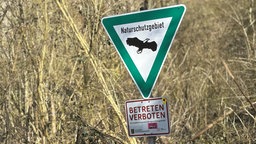 Naturschutzgebiet-Schild  mit "Betreten verboten" Schild
