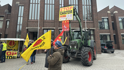 Ein Trecker, an dem ein Schild mit der Aufschrift "Stop Castor Demo" befestigt ist 