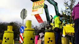 Protestschild an einem Traktor