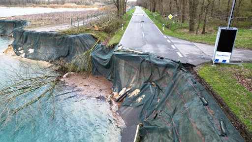 Die steilen Böschungen sind mit blauen Planen abgedeckt