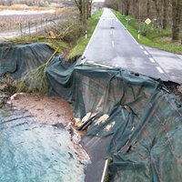 Die steilen Böschungen sind mit blauen Planen abgedeckt